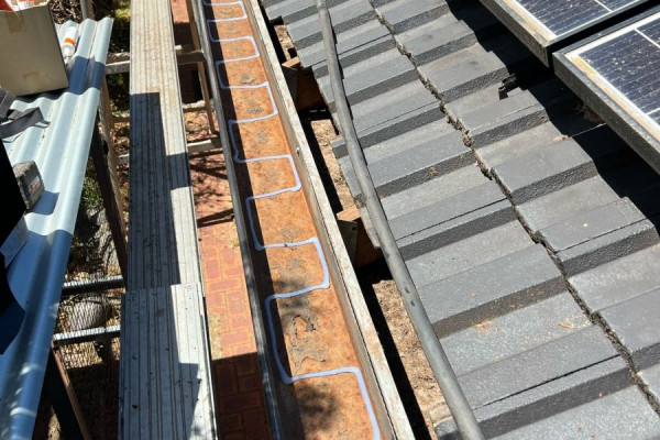 Silicon base of gutter in castle pattern. 1 tube per 4-5m
